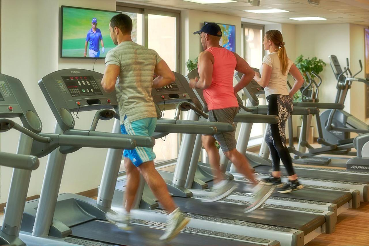 Bahi Ajman Palace Hotel Buitenkant foto Treadmills in a gym