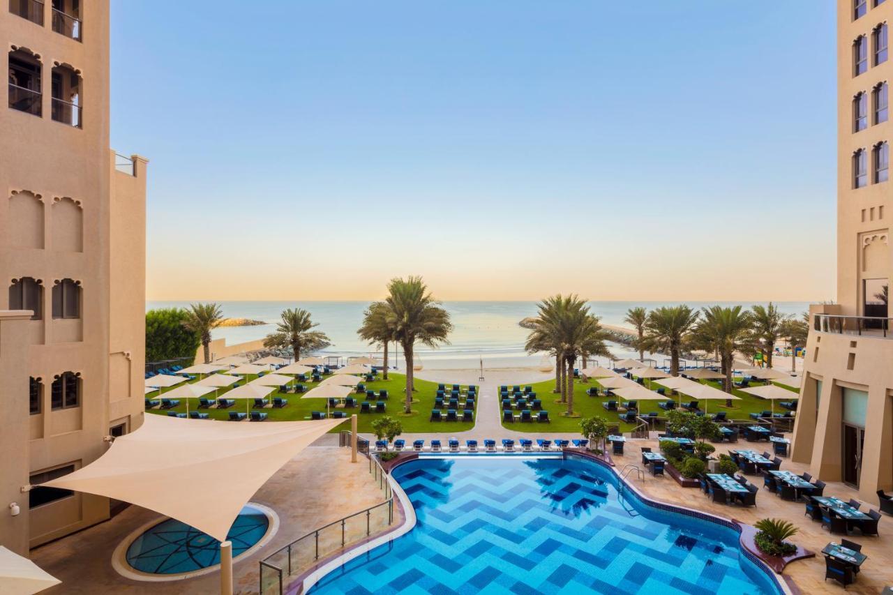 Bahi Ajman Palace Hotel Buitenkant foto The pool at the Jumeirah Beach Hotel