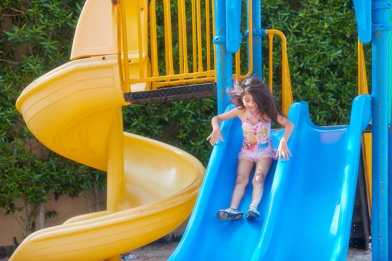 Bahi Ajman Palace Hotel Buitenkant foto A child on a slide