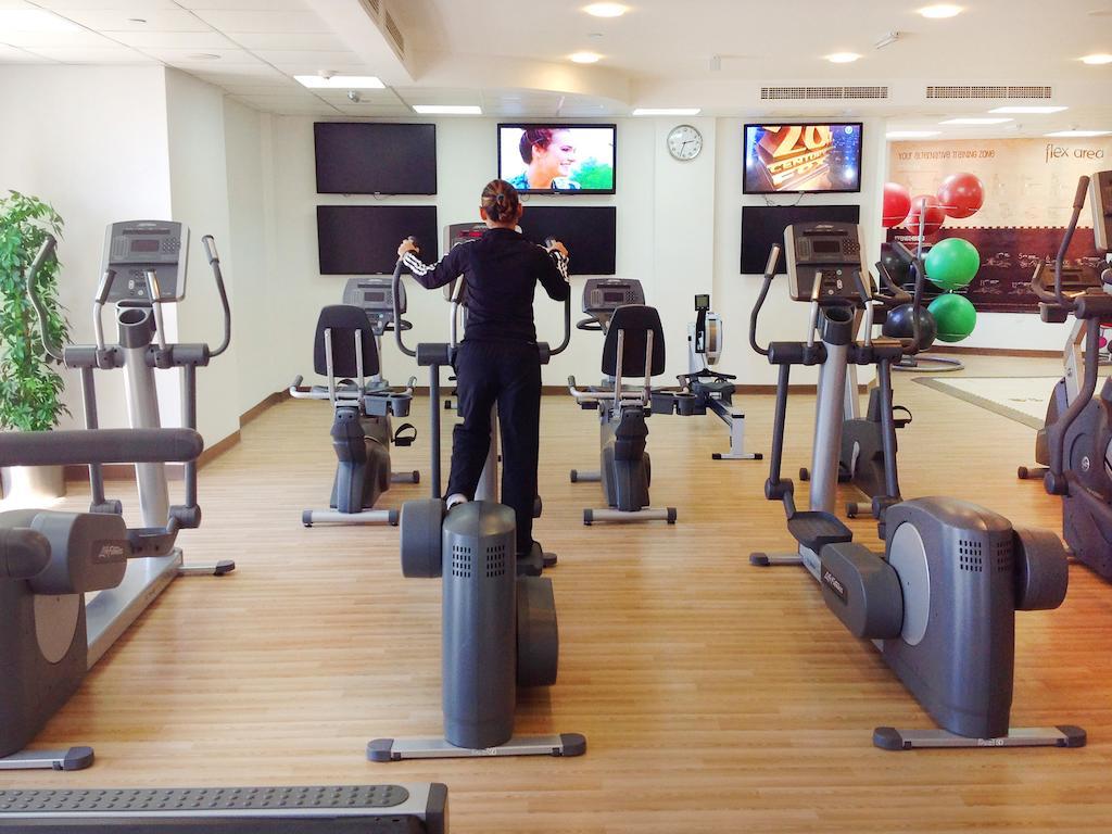 Bahi Ajman Palace Hotel Buitenkant foto A gym in a hotel