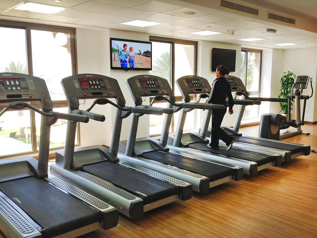 Bahi Ajman Palace Hotel Buitenkant foto Treadmills in a gym