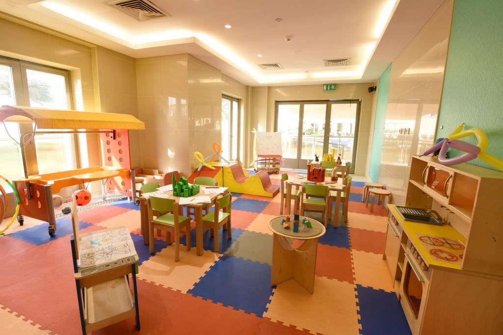 Bahi Ajman Palace Hotel Buitenkant foto A nursery in Dubai