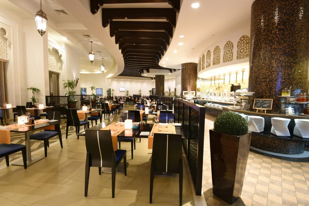 Bahi Ajman Palace Hotel Buitenkant foto The restaurant