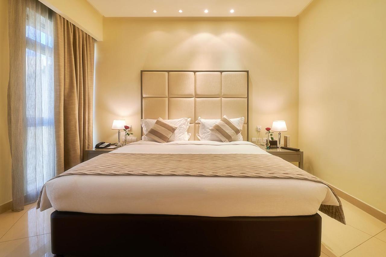 Bahi Ajman Palace Hotel Buitenkant foto A bedroom at the hotel