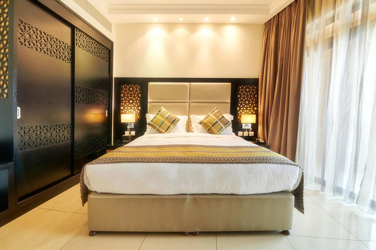 Bahi Ajman Palace Hotel Buitenkant foto A bedroom at the hotel