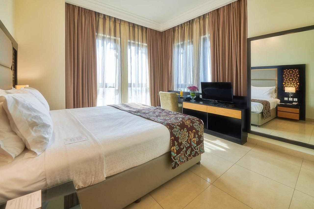 Bahi Ajman Palace Hotel Buitenkant foto A bedroom at the hotel
