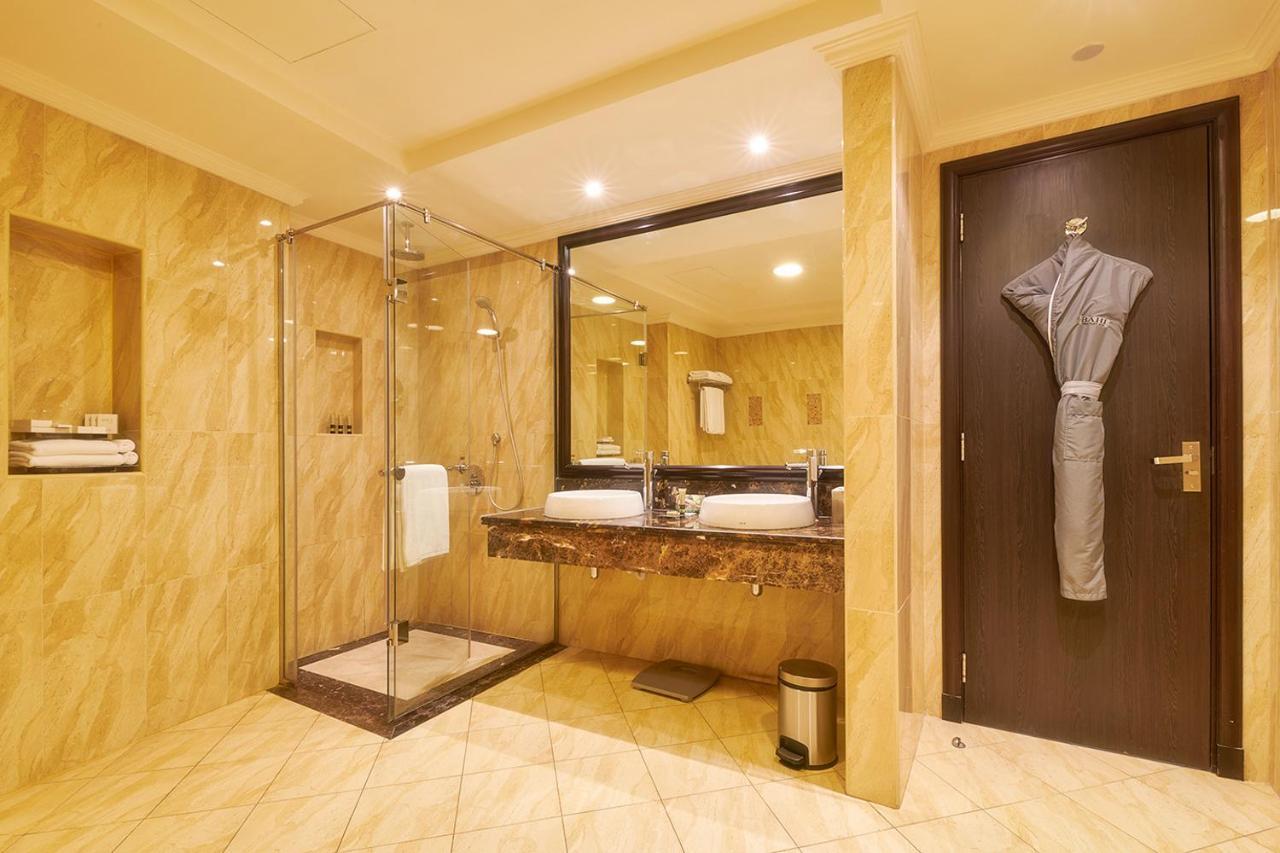 Bahi Ajman Palace Hotel Buitenkant foto A bathroom at the Taj Bengal