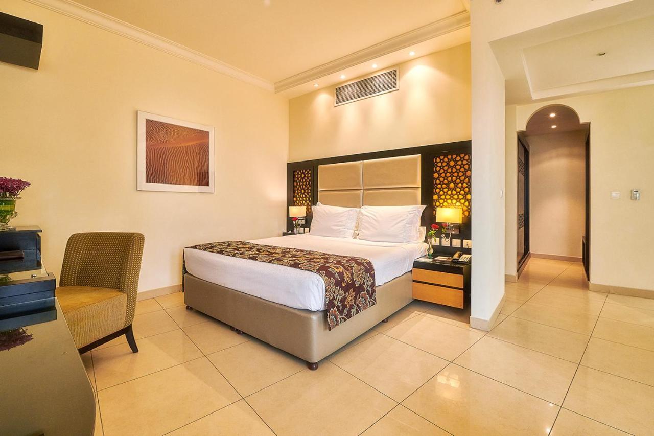 Bahi Ajman Palace Hotel Buitenkant foto A room at the hotel
