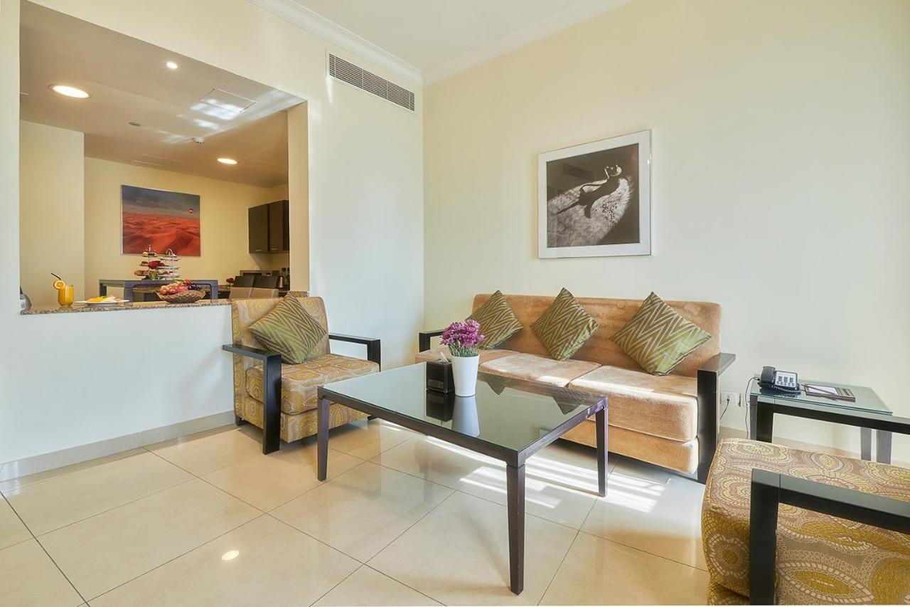 Bahi Ajman Palace Hotel Buitenkant foto A living room in a serviced apartment in Dubai